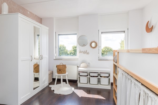 Foto - Verkocht onder voorbehoud: Instapklare ruime tussenwoning uit 1997 met 3 slaapkamers, moderne badkamer, tuin en garage in Heerlen